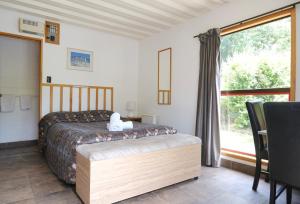 En eller flere senge i et værelse på Forest Trail Lodge