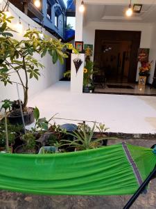 En have udenfor The Picture House M'Pai Bay