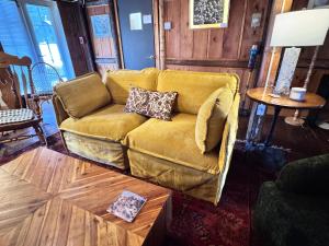 een woonkamer met een bank en een tafel bij The Landgrove in North Landgrove