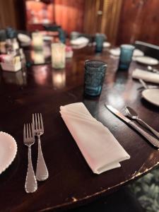 een houten tafel met vorken en servetten erop bij The Landgrove in North Landgrove +11 foto's