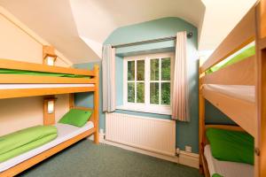 Двухъярусная кровать или двухъярусные кровати в номере YHA Idwal Cottage