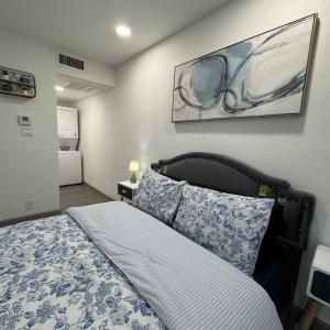una camera da letto con un letto e un quadro sul muro di 2 DT Dallas l FIFA WORLD CUP READY l 5 Min from Love Field a Dallas