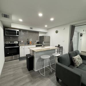 una cucina e un soggiorno con un divano e un tavolo di 2 DT Dallas l FIFA WORLD CUP READY l 5 Min from Love Field a Dallas