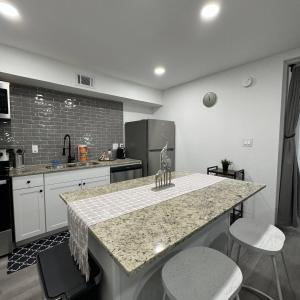 una cucina con una grande isola al centro di 2 DT Dallas l FIFA WORLD CUP READY l 5 Min from Love Field a Dallas Altre 16 foto