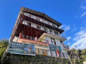 ein hohes Gebäude mit einem Schild davor in der Unterkunft The Kalp in Jāmb + 25 Fotos
