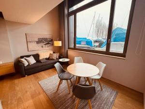 un salon avec une table et un canapé dans l'établissement LAKE-SIDE Säntisblick, à Romanshorn