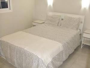 sypialnia z białym łóżkiem i dwiema poduszkami w obiekcie Apartment Layla w Puerto del Carmen