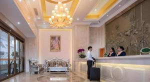 a group of people standing in a hotel lobby at Vienna Hotel Guiyang North Station Dream City in Guiyang