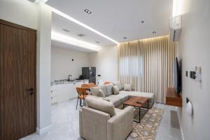 ein Wohnzimmer mit Sofa und Tisch in der Unterkunft our residence in Riad