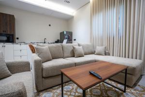ein Wohnzimmer mit einer Couch und einem Couchtisch in der Unterkunft our residence in Riad