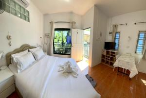 En eller flere senge i et værelse på Yada House Alina Cottage