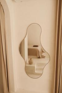 ein Spiegel hängt an einer Wand in einem Zimmer in der Unterkunft CASA ULU Boutique Hotel and Retreat, Adult-only, Uluwatu in Uluwatu + 79 Fotos