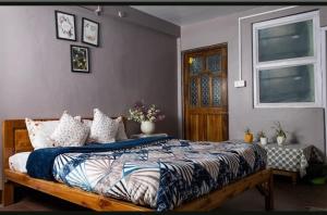 a bedroom with a bed and a window at Aashray kunj homestay in Jāmb