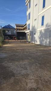 an empty parking lot in front of a building at SAMBATH SAKSETH Guesthouse in Phumĭ Nésat +22 photos