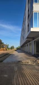 an empty street in front of a building at SAMBATH SAKSETH Guesthouse in Phumĭ Nésat