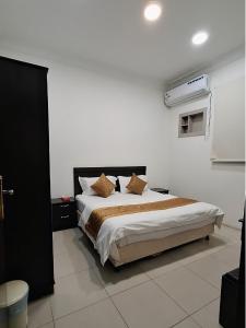 Giường trong phòng chung tại أرض الذهب للشقق المخدومة الرويضة