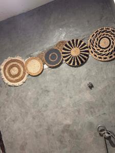 Eine Gruppe verschiedener Hutarten auf dem Boden in der Unterkunft Lanta natural hut garden in Phra Ae beach + 31 Fotos