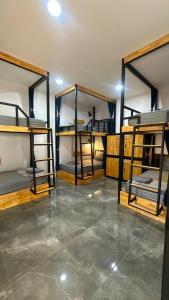 una stanza con tre letti a castello di Cosy Hostel a Ko Tao