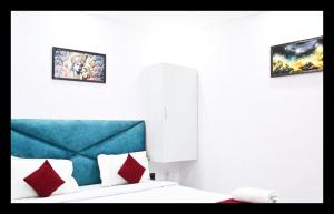 En eller flere senge i et værelse på The Met Palace In Hapur + 1 billede