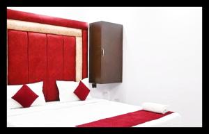 En eller flere senge i et værelse på The Met Palace In Hapur