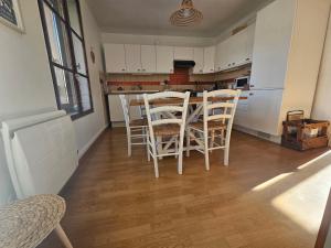 Nhà bếp/bếp nhỏ tại Joli T3 centre de Briançon Serre-Chevalier, parking gratuit