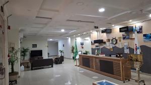 TV/trung tâm giải trí tại أرض الذهب للشقق المخدومة الرويضة