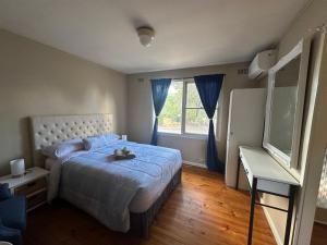 En eller flere senge i et værelse på Canberra Hospital Locum Welcome Entire Family Home