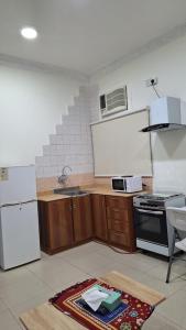 Nhà bếp/bếp nhỏ tại أرض الذهب للشقق المخدومة الرويضة +1 ảnh