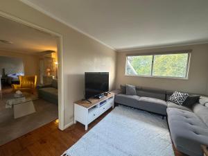 Et tv og/eller underholdning på Canberra Hospital Locum Welcome Entire Family Home