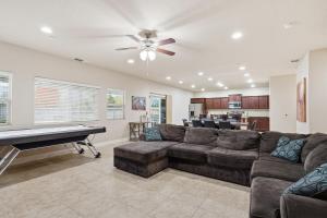 - un salon avec un canapé et un billard dans l'établissement Casa Cortez, à Visalia