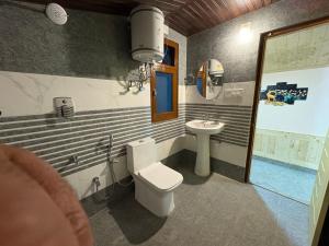 Ένα μπάνιο στο Shimla Hills Apartments 2BHK +51 φωτογραφίες