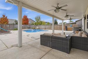 d'une terrasse avec un canapé et un ventilateur de plafond. dans l'établissement Casa Cortez, à Visalia