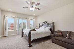 - une chambre avec un lit, un ventilateur de plafond et un canapé dans l'établissement Casa Cortez, à Visalia 55 autres photos