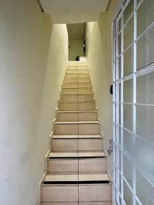 een trap naar een kamer met een raam bij Casa de alto padrão in Aparecida