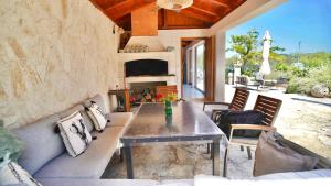 een woonkamer met een bank en een tafel bij Apartmani Kameno Sidro in Bilice