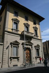 een groot gebouw met een grote deur aan een straat bij Residenza Millennium in Florence