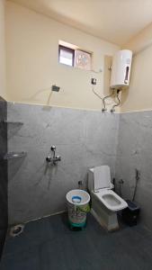 Et badeværelse på Bloom Nest Almora Kasar Devi