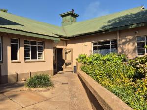 een huis met een groen dak en een oprit bij Carousel Eco Estate in Temba +24 foto's