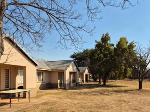 een gebouw met een picknicktafel in de tuin bij Carousel Eco Estate in Temba