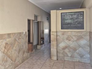 een restaurantgang met een krijtbord aan de muur bij Carousel Eco Estate in Temba