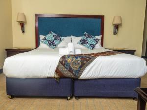 een groot bed in een hotelkamer bij Carousel Eco Estate in Temba