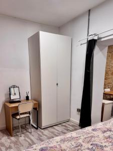 En eller flere senge i et værelse på Theonos & Othonos Walled City Studio