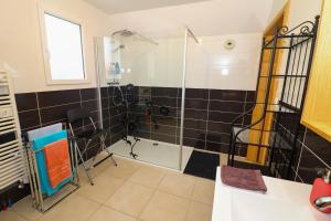 Et badeværelse på Etape au Calme à 4Km du Center de Reims