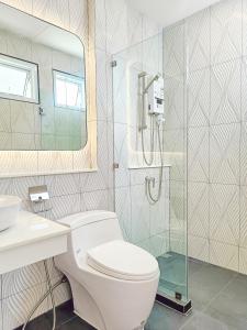 un bagno con doccia, WC e lavandino di Laksika Place Khao Rang a Phuket Altre 40 foto