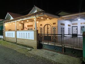 una casa con le luci accese di notte di Devania Homestay a Pagaralam