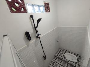 bagno con servizi igienici in un angolo di Devania Homestay a Pagaralam Altre 6 foto