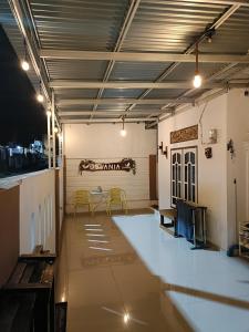 una stanza con un tavolo e delle sedie di Devania Homestay a Pagaralam