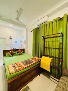 En eller flere senge i et værelse på ZOE Tour And Care + 27 billeder