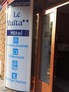 een bord voor een gebouw met een deur bij Le Vaita in Porto Ota