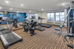 een fitnessruimte met loopbanden en crosstrainers in een gebouw bij Comfort Inn & Suites Lincoln I-20 in Lincoln